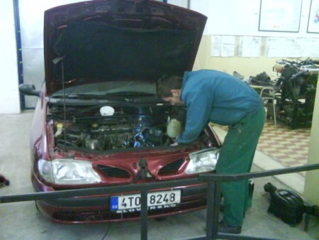 Výmena štartéra na Renault Megane.