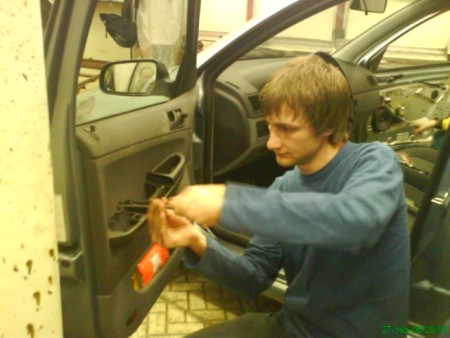 Montáž centrálneho zamykania na Fabiu.